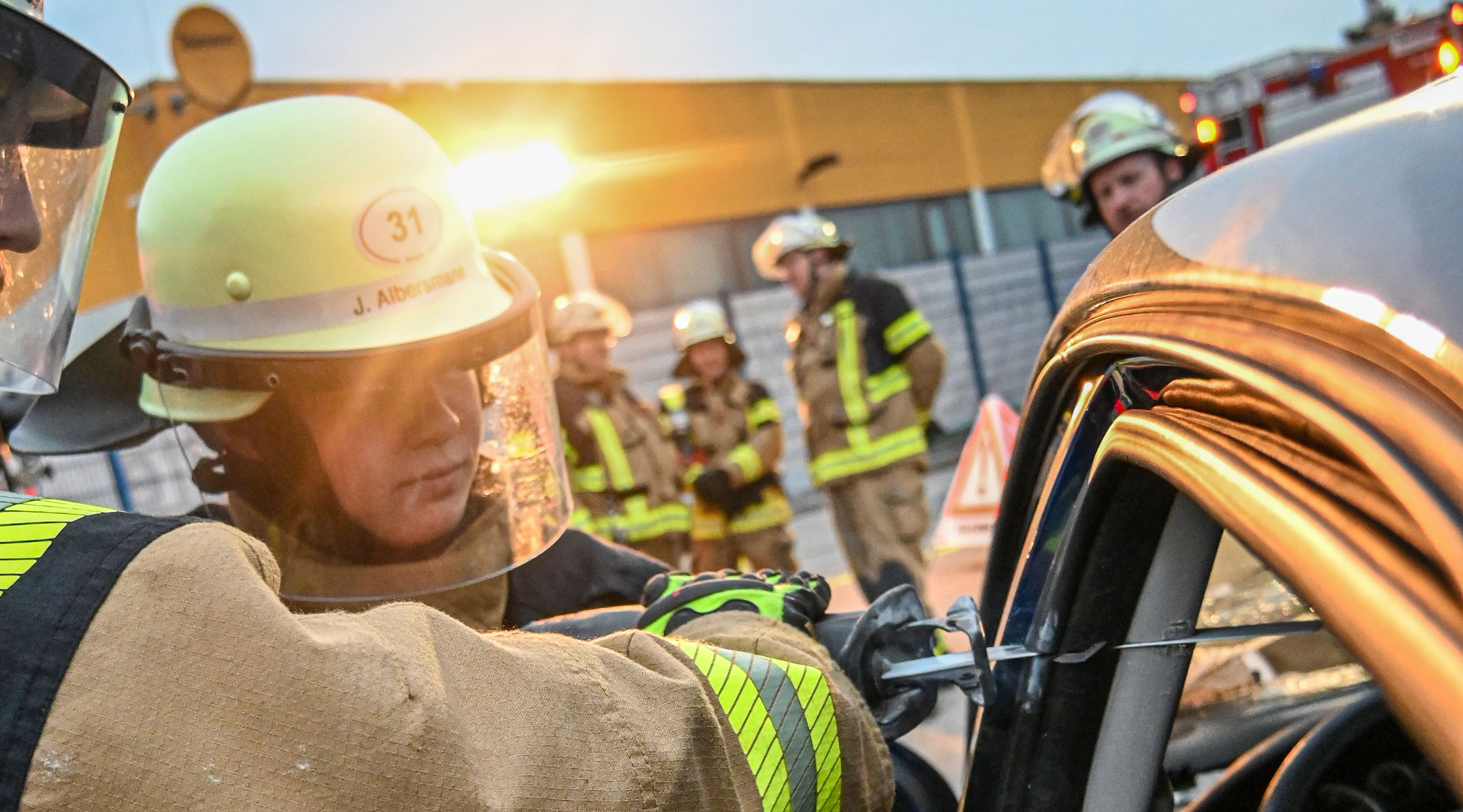 Feuerwehr im Einsatz an einem Auto