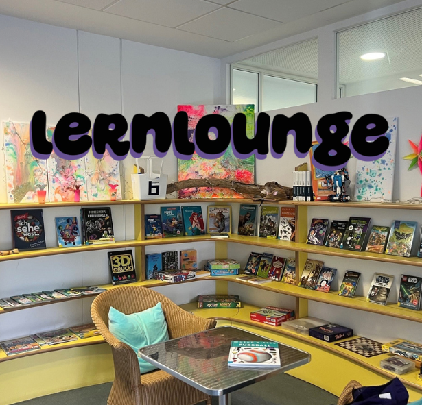 Ein Raum mit Büchern und Spielen und dem Logo der Lernlounge
