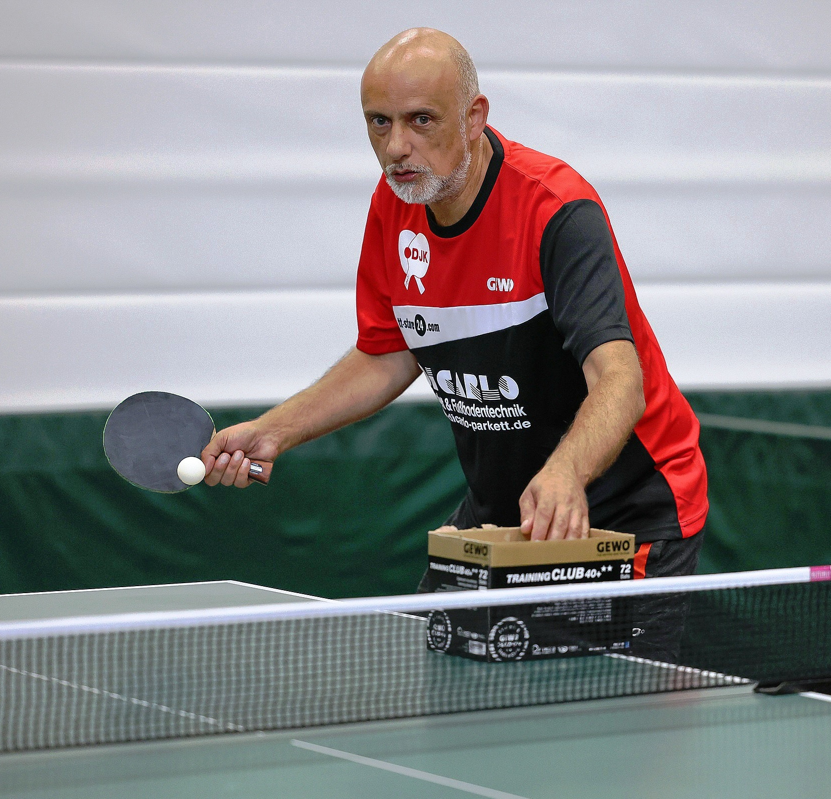 Ein Mann im mittleren Alter spielt Tischtennis
