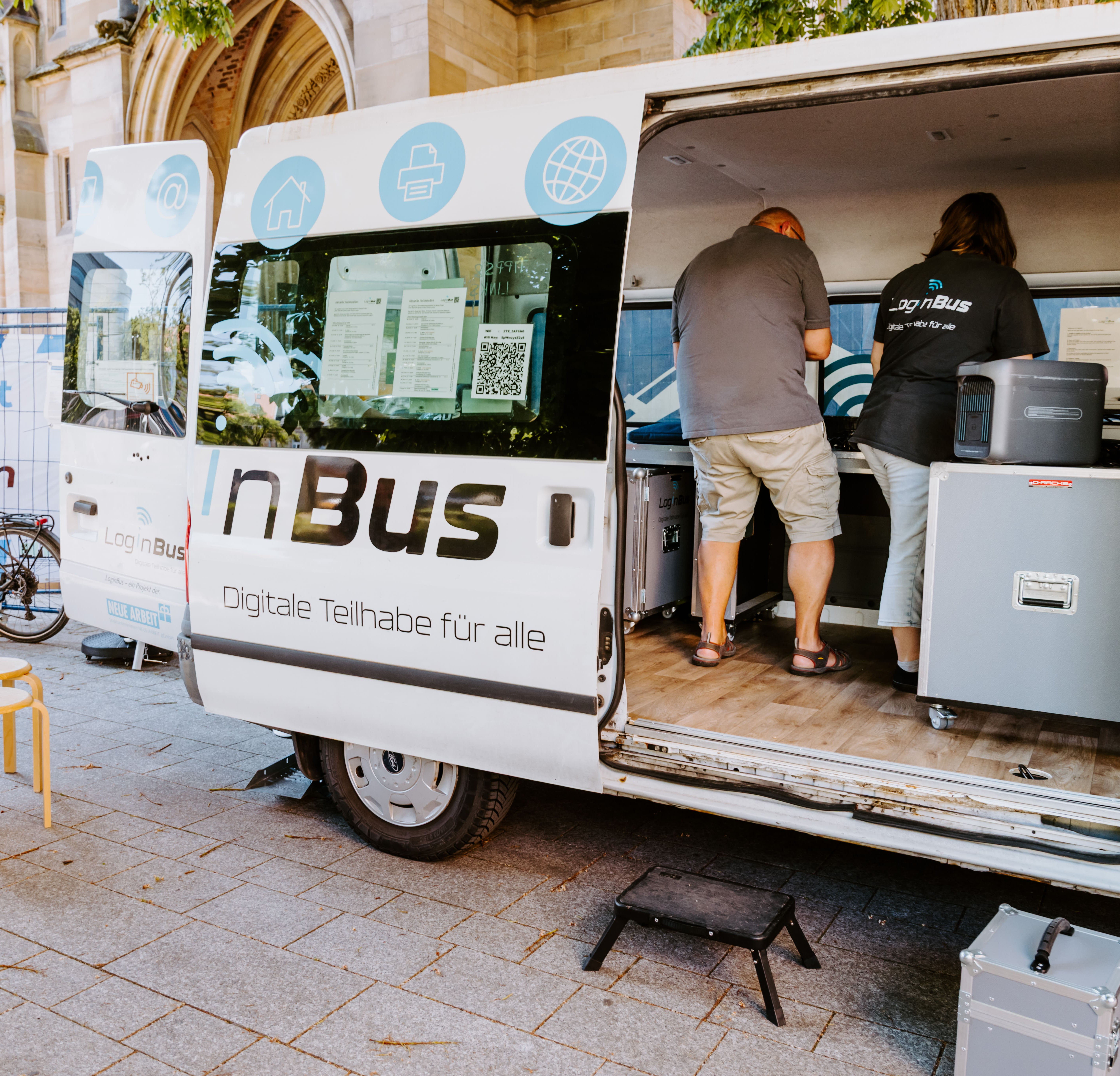 Ein geöffneter Kleinbus mit der Aufschrift Login-Bus
